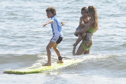 Federica Panicucci fa surf con i figli