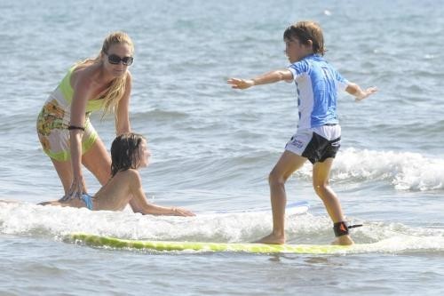 Federica Panicucci insieme ai figli surfisti