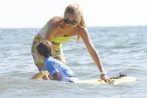 Sul surf con il piccolo Mattia