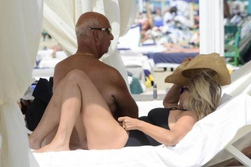 La coppia in spiaggia a Forte dei Marmi