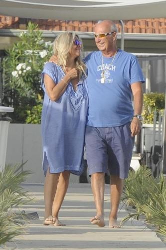 Mara e Nicola sorridenti a Forte dei Marmi
