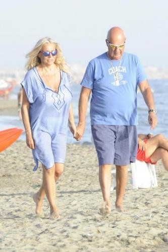 Mara Venier e Nicola Carraro mano nella mano in spiaggia