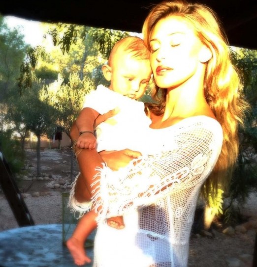 Belen Rodriguez con Santiago in braccio in vacanza