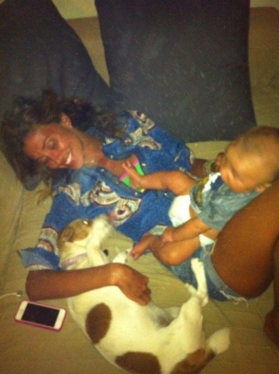 La mamma vip con Santiago e il cane