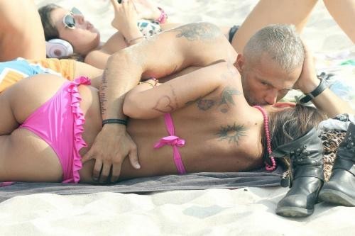 Bacio in spiaggia per i due piccioncini