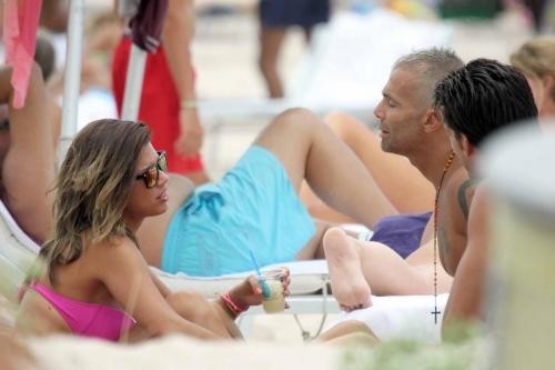 Chiacchierata e drink in spiaggia per la coppia
