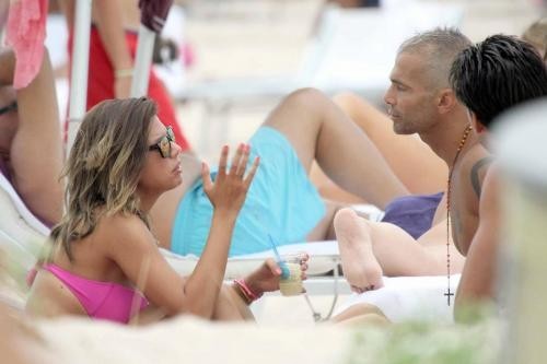 I due innamorati chiacchierano in spiaggia