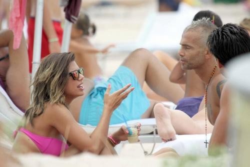 I due piccioncini parlano in spiaggia