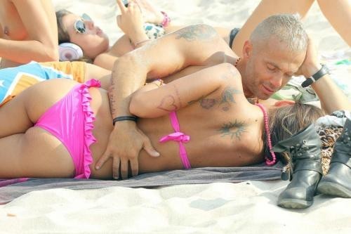 Tenerezze in spiaggia per i due piccioncini