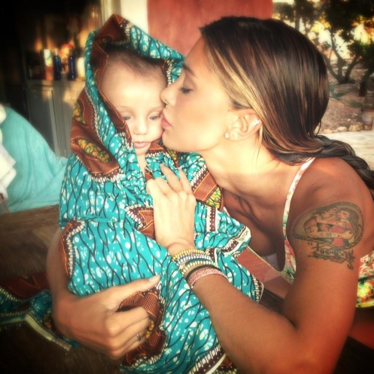 La mamma vip bacia Santiago su Facebook