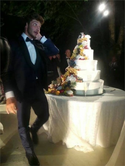 Lo sposo con la torta