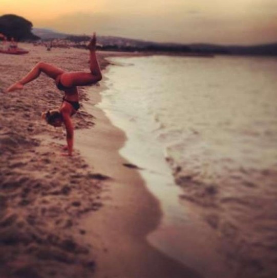 Acrobazie in spiaggia per Giulia Calcaterra