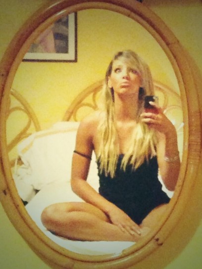 Giulia Calcaterra davanti allo specchio