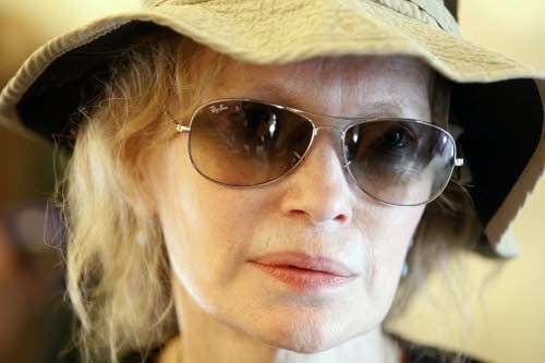 Mia con il cappello e gli occhiali da sole