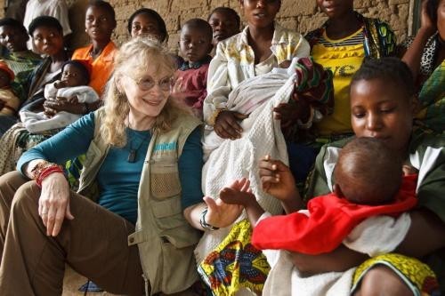 Mia Farrow con i bambini africani