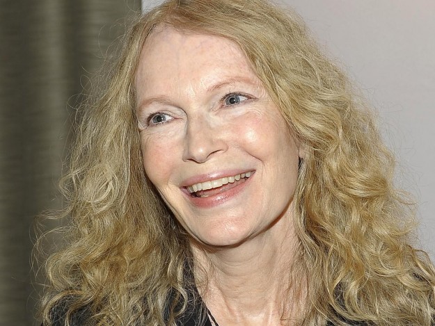 Mia Farrow sorridente