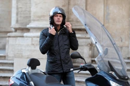 Con la sua moto dopo un pranzo a un ristorante romano