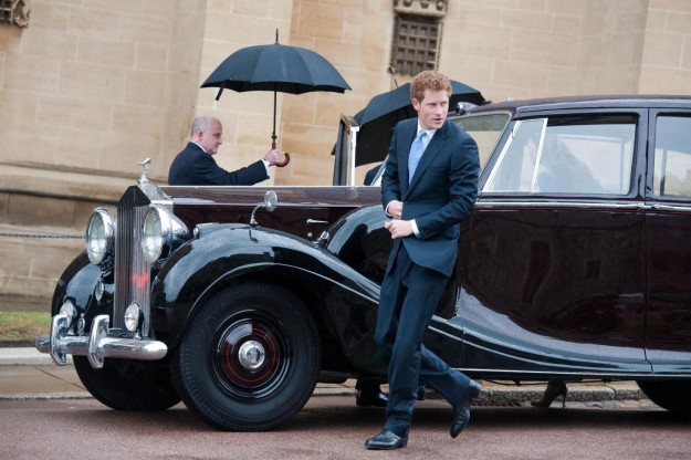 Il look elegantissimo di Henry