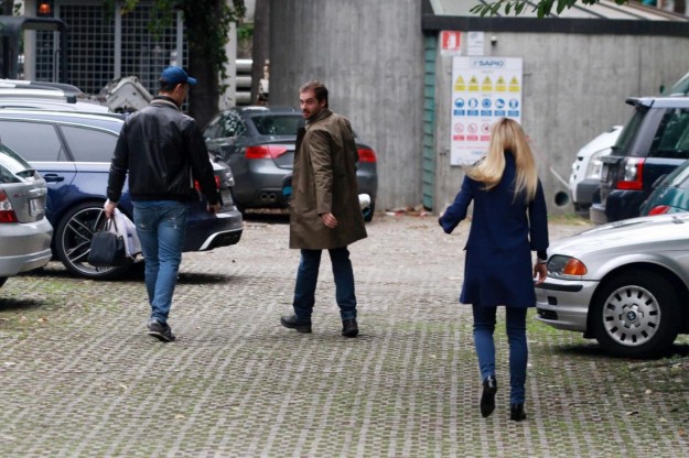La Hunziker con la sua famiglia all'esterno della clinica