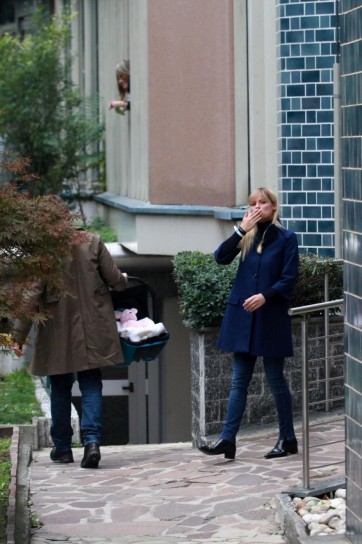 La star tv manda baci ai paparazzi