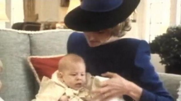 Harry con la mamma Diana nel giorno del suo battesimo