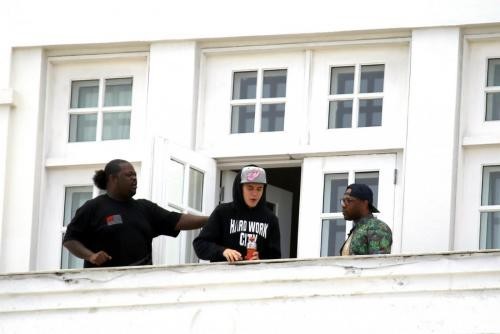 Bieber sul bancone di un hotel