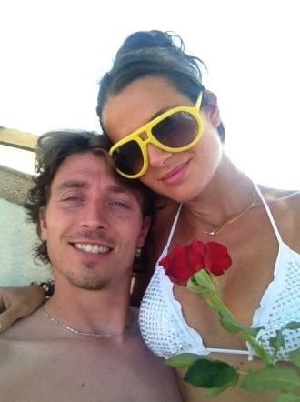 Cristina De Pin con una rosa rossa