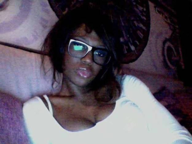 La sorella di Balotelli in versione intellettuale e pin-up
