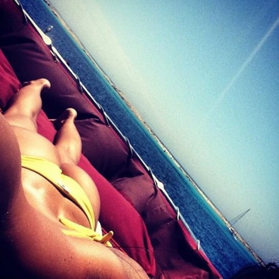 Nicole Minetti in vacanza relax al mare