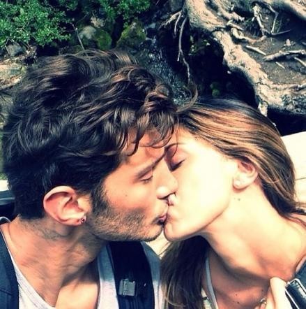 Bacio romantico per i due piccioncini vip