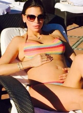 Claudia Galanti in bikini al mare