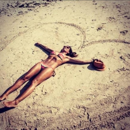 Elisabetta Gregoraci in bikini in spiaggia