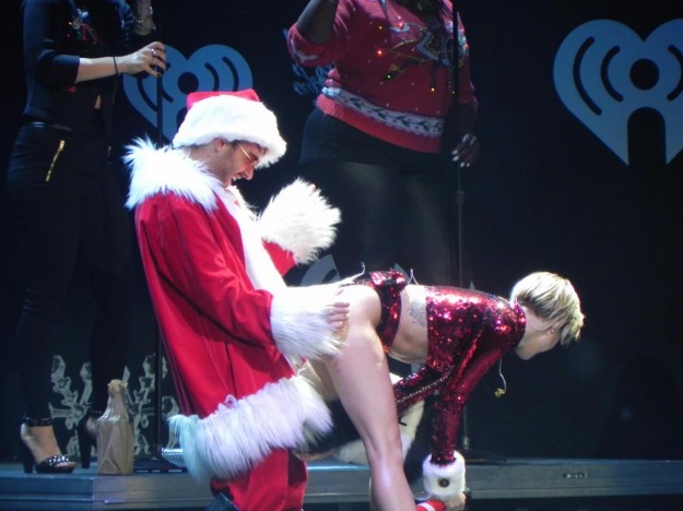 Miley Cyrus twerking con Babbo Natale