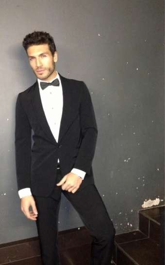 Valerio Pino in abito elegante