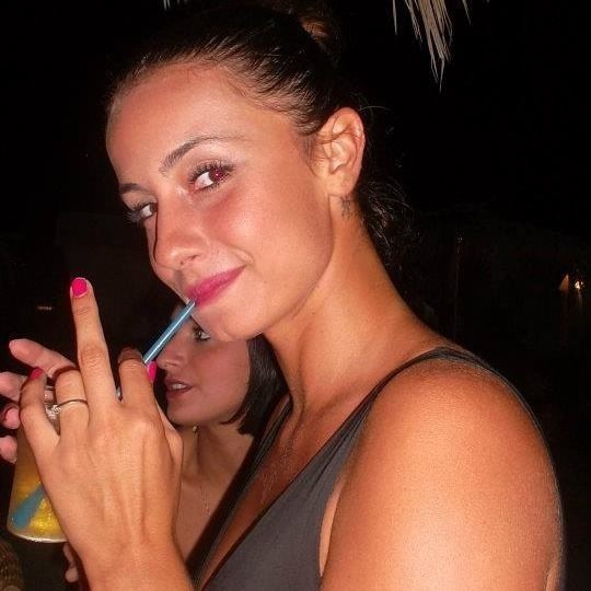 La seconda classificata di Miss Italia 2005 beve un drink