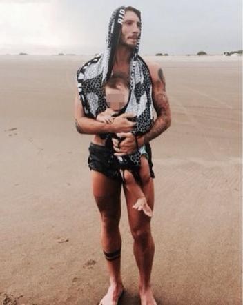Il ballerino napoletano e suo figlio in spiaggia