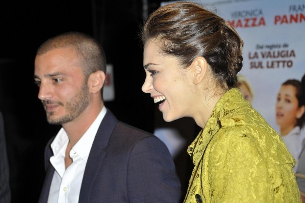 Giorgia Surina sorridente con il marito