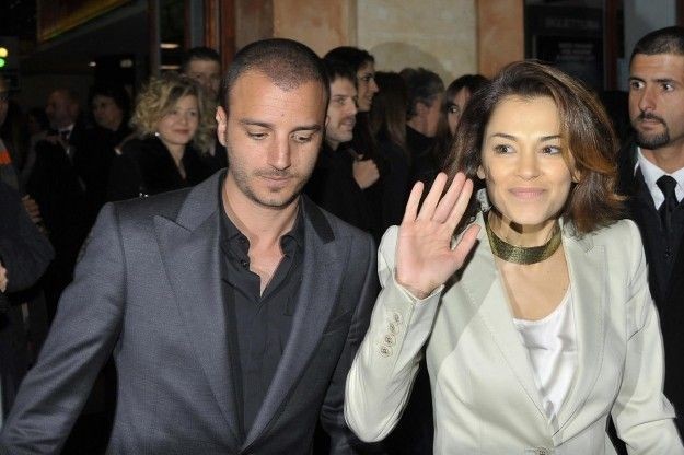 L'attrice e conduttrice radiofonica saluta i fotografi
