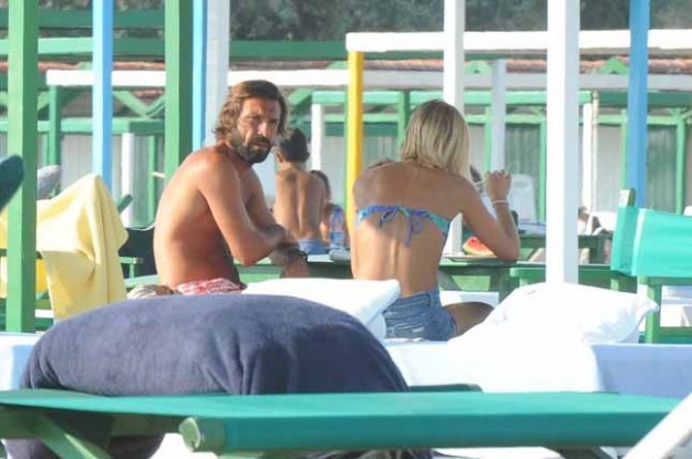 Il calciatore e la moglie in vacanza relax