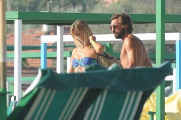 Andrea Pirlo e Deborah Roversi in spiaggia