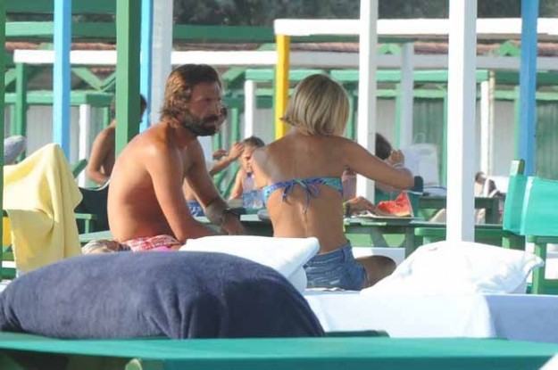Vacanza relax per Pirlo e la Roversi