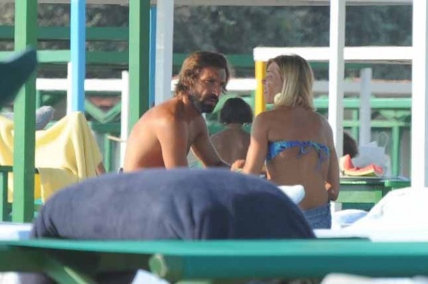 Pirlo parla con la moglie