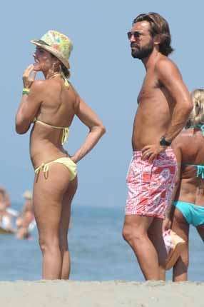 Pirlo e la moglie in spiaggia