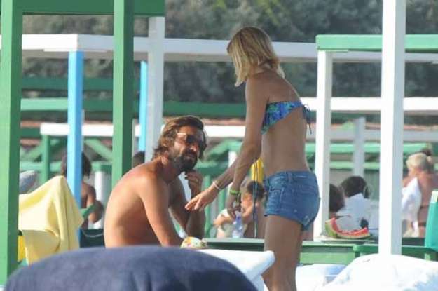 Andrea Pirlo e Deborah Roversi in spiaggia