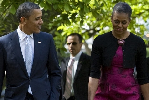 Barack Obama sorridente con la moglie