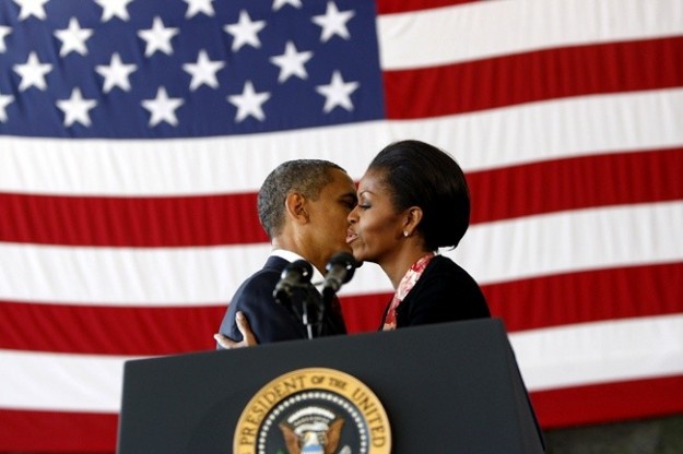 Michelle bacia Barack durante una conferenza stampa