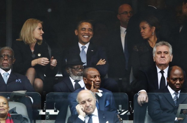 Michelle Obama fulmina Barack con lo sguardo