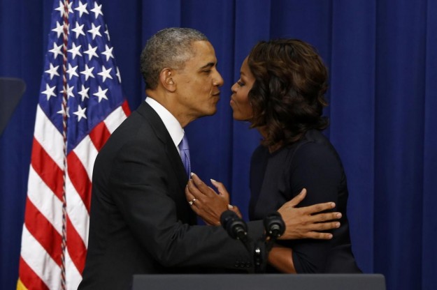 Barack e Michelle Obama si baciano in TV