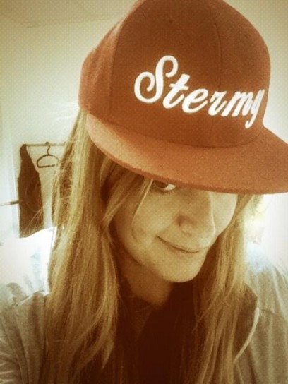 Chiara con il cappello su Twitter
