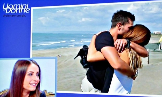 Emanuele e Anna in riva al mare